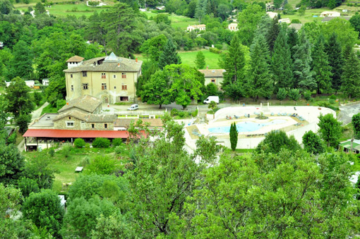 Gard- Emplacements devant le Château, au bord de la Rivière - 7411